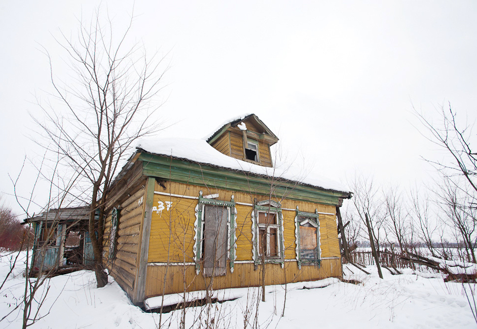 The police don’t patrol here, but arrivals here have nothing to fear. Many people rent their homes to illegal immigrants. Some houses are simply abandoned. Their owners have either died or moved. To be fair, there are several respectable looking buildings in this village, but they are few and far between...