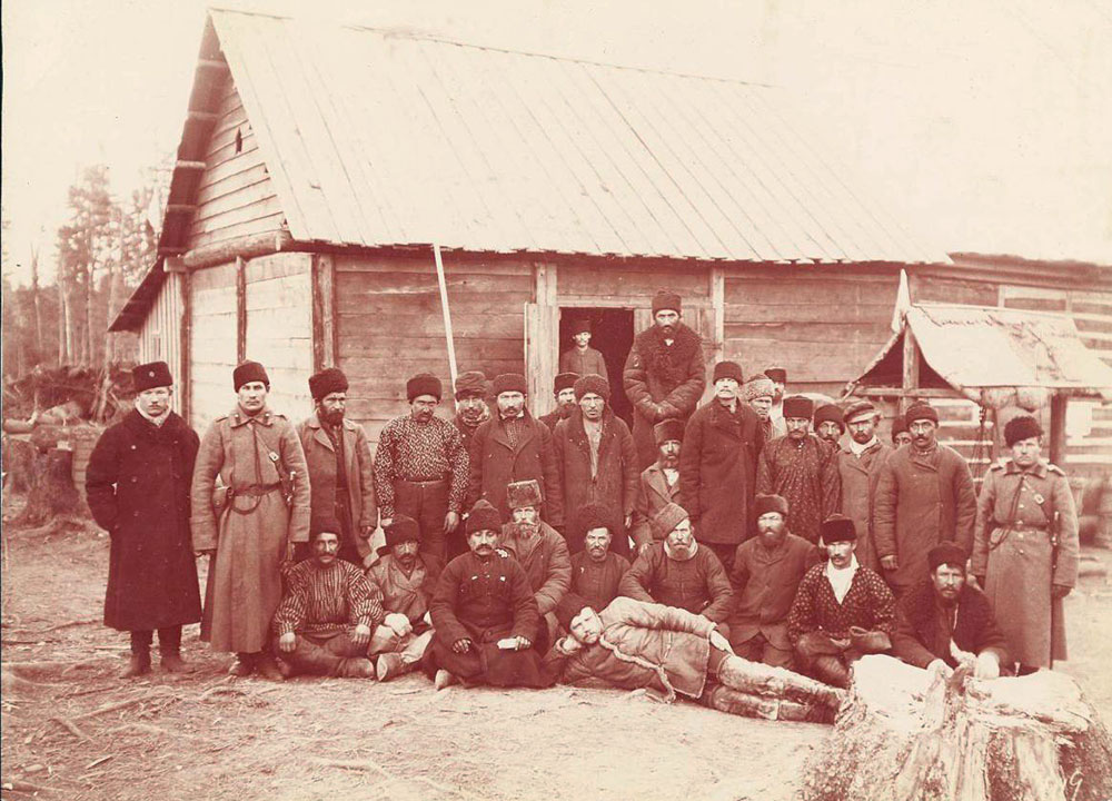 Muitos criminosos foram enviados pelo governo para trabalhar na construção da ferrovia na Sibéria. / Abrigo para condenados a trabalhos forçados.