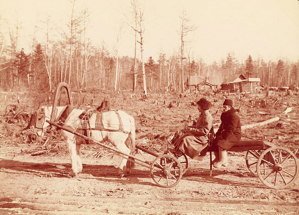 Entre 1894 e 1896, o artista e fotógrafo William Henry Jackson foi financiado pelo Comitê Mundial de Transporte para percorrer a extensão da ferrovia em construção, deixando mais de 25.000 imagens. / Esses veículos eram usados por empreiteiros durante a construção da ferrovia no leste da Sibéria.