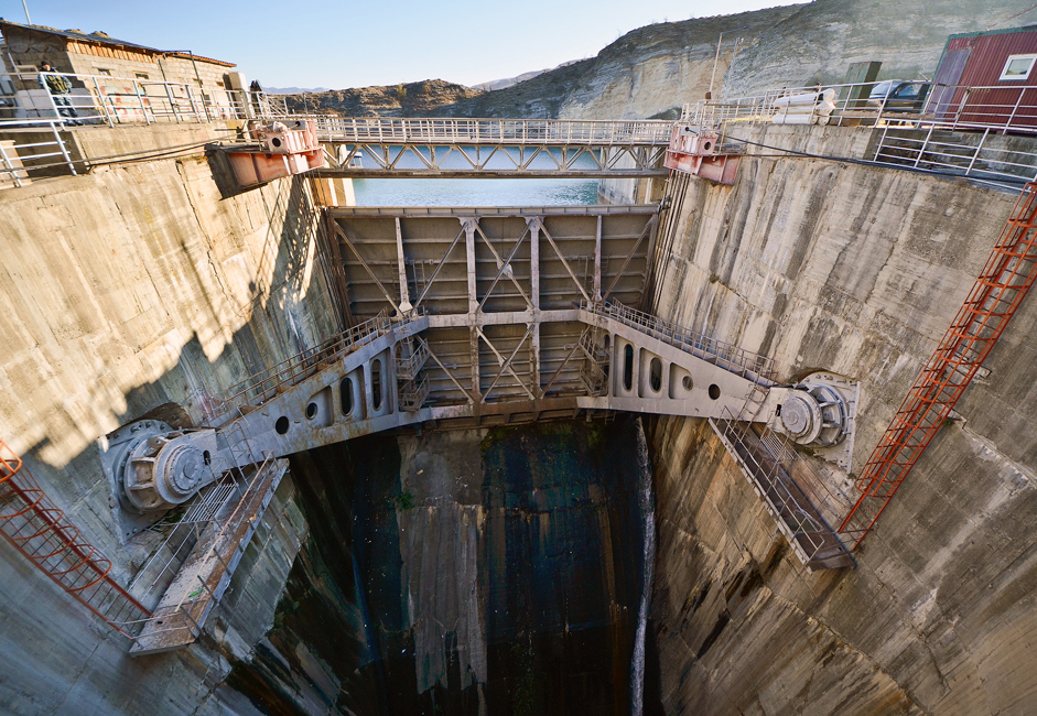 放水路の最大流水量は2400〜2900立方メートルである。チルキー・ダム周辺の気候は乾燥している。