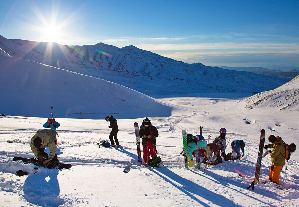 Les montagnes du Kamtchatka offrent un relief varié : on est toujours surpris de voir un autre paysage apparaître au détour d'une corniche ou sous un angle différent. Partir pour une expédition en ski-alpinisme dans les montagnes permet de découvrir de nouveaux paysages hivernaux.