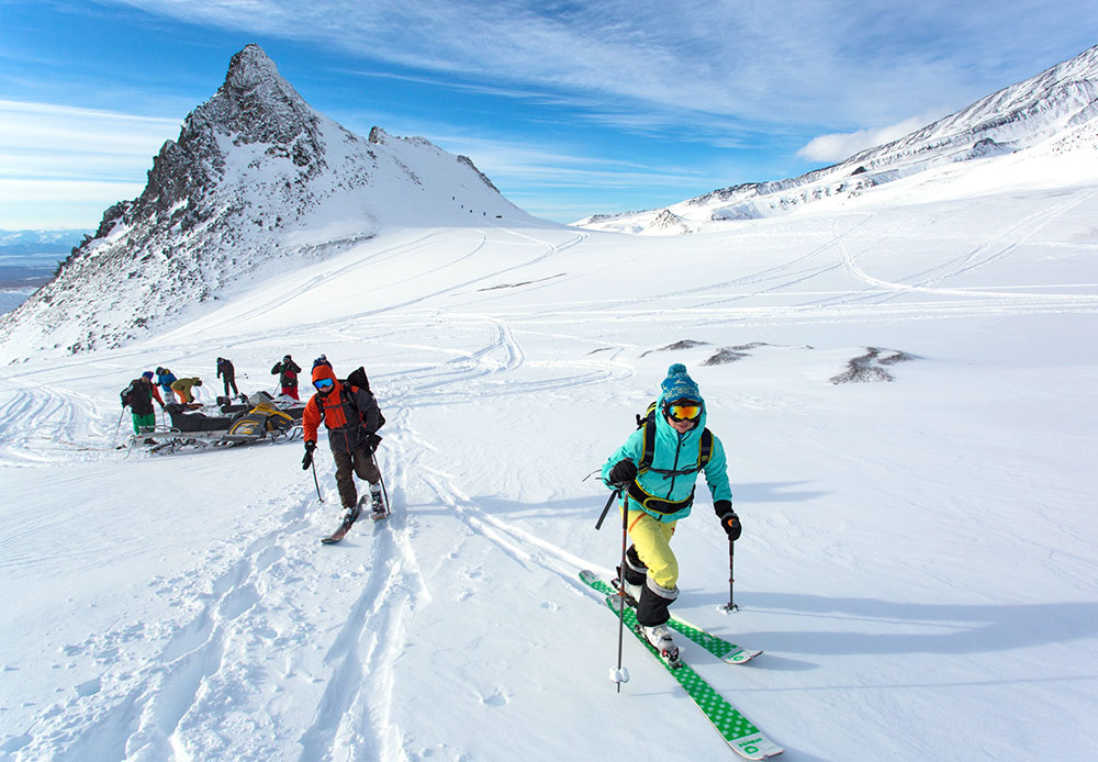 Le ski de randonné, aussi appelé ski-alpinisme, permet d'accéder aux pentes montagneuses dépourvues de remontées mécaniques ou de téléphériques. Vous pouvez même vous rendre dans les endroits les plus reculés de la péninsule. Le Kamtchatka offre aux touristes à ski des paysages magnifiques à perte de vue et très variés.