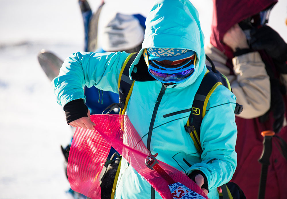 Pour skier sur des pentes comme celles-ci, il faut soit être accompagné d'un guide de montagne expérimenté ou suivre un entraînement spécial. Cette zone comporte - entre autres - un risque réel d'avalanches. Les skieurs emportent donc non sans raison un équipement contre les avalanches : des pelles, des balises, et un sac à dos avec de quoi se ravitailler.