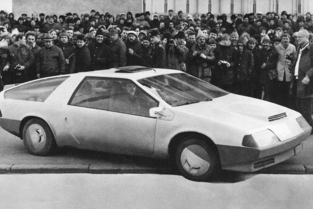 Laura. U siječnju 1982. u maloj radionici na rubu Lenjingrada dva mladića, Dmitrij Parfenov i Genadij Hainov, odlučili su stvoriti vlastiti auto. Za razliku od većine auta kućne izrade, Laura je izgrađena bez gotovo ijednog tvorničkog dijela. Dvojica entuzijasta su dizajnirali i ručno izradili čak i sam pogonski stroj. Vozilo je doživjelo veliku pohvalu tadašnjeg Glavnog sekretara Komunističke partije Mihaila Gorbačova i obišlo mnoge međunarodne izložbe, ali nikad nije pušteno u masovnu proizvodnju.