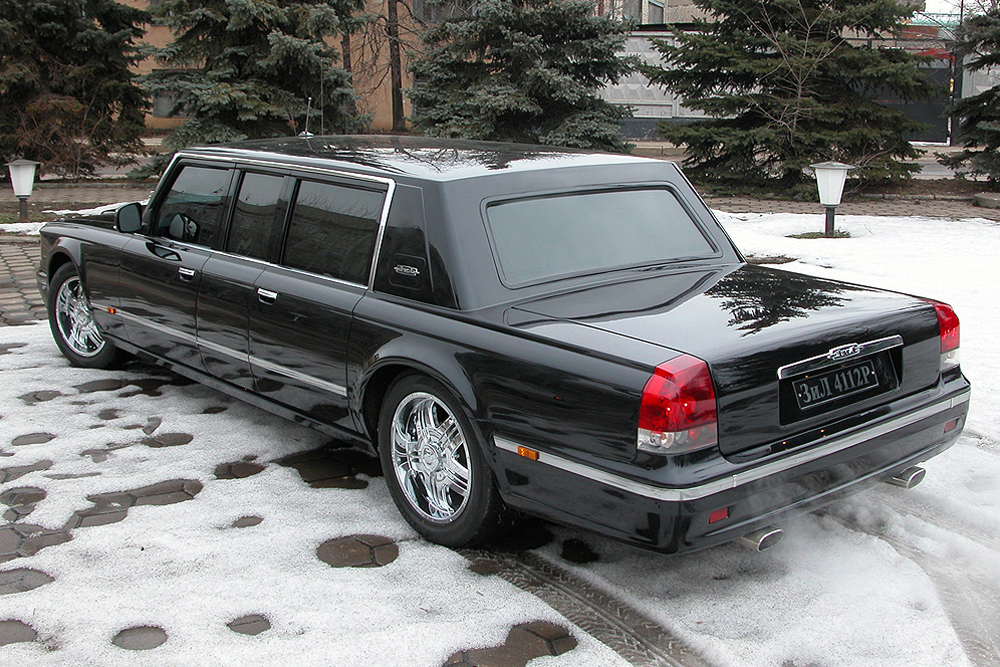 La ZIL-4112R, aussi connue comme « la Limousine de Poutine », est une voiture destinée à l’échelon supérieur du gouvernement, fabriquée par JSC Depo-Zil. Avec le modèle ZIL-4112R, les concepteurs misaient sur la continuité et le prolongement de la ligne des limousines à représentation, dans lesquelles se sont déplacés plusieurs dirigeants soviétiques et russes, dont Léonid Brejnev, Mikhaïl Gorbatchev et Boris Eltsine. Étant donné l’élitisme de ce véhicule, contrairement à d’autres voitures concepts, il n’a jamais été destiné à la production en série.