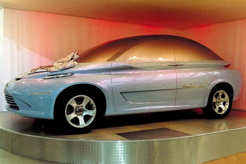 ラーダ・ピョートル・ターボSTCにより、セルゲイ・シネルニコフ率いるアフトヴァース社の設計者たちは、空気力学的性能に優れた1人用自動車のビジョンを提示した。 興味深い1つの事実は、屋根部分が凸状ではなく、わずかにへこんでいるということである。 2000年にパリモーターショーで発表されたこのモデルのデザインは、海外の専門家から高い評価を受けた。 しかしこれは、文字通りモデルでしかなかった。ドアには塗装が施され、開けることさえできなかったのである。 この構想は設計段階から先へ進むことはなく、モデルが博物館に現存するのみである。