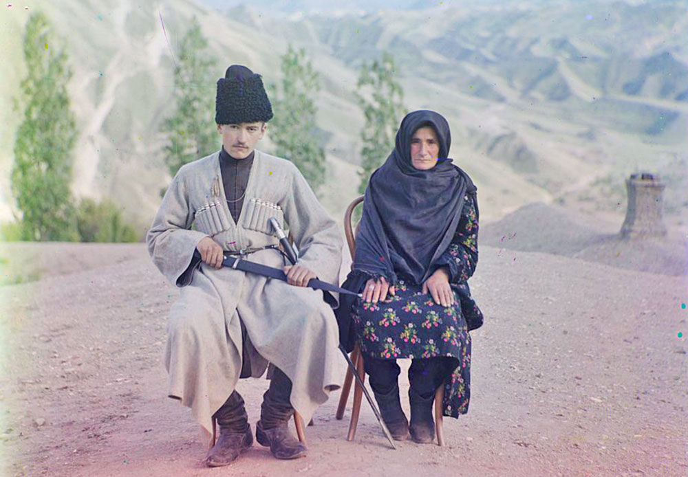 Žena i muškarac poziraju u tradicionalnoj odjeći za portret u planinskoj pokrajini Gunib na sjevernoj strani Kavkaza. Gunib je danas dio Dagestana.