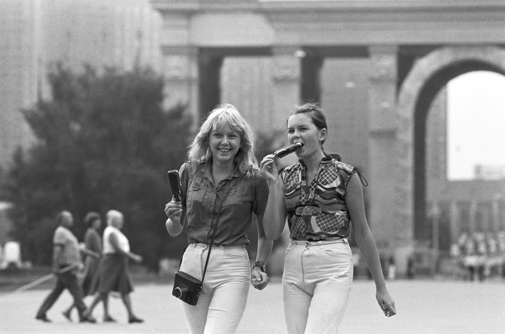 Junge Frauen während eines Besuchs der Allunionsausstellung, 1981