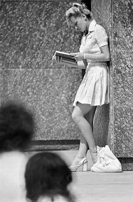 La tenista soviética Marina Króshina estudiando para sus exámenes del instituto, 1976