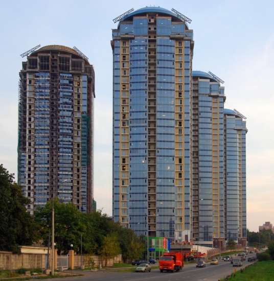 12/12. „Кутузовска ривијера“ је резиденцијални комплекс који се налази у крају Москве пуном зеленила. Зграде у њему високе су 100 метара.