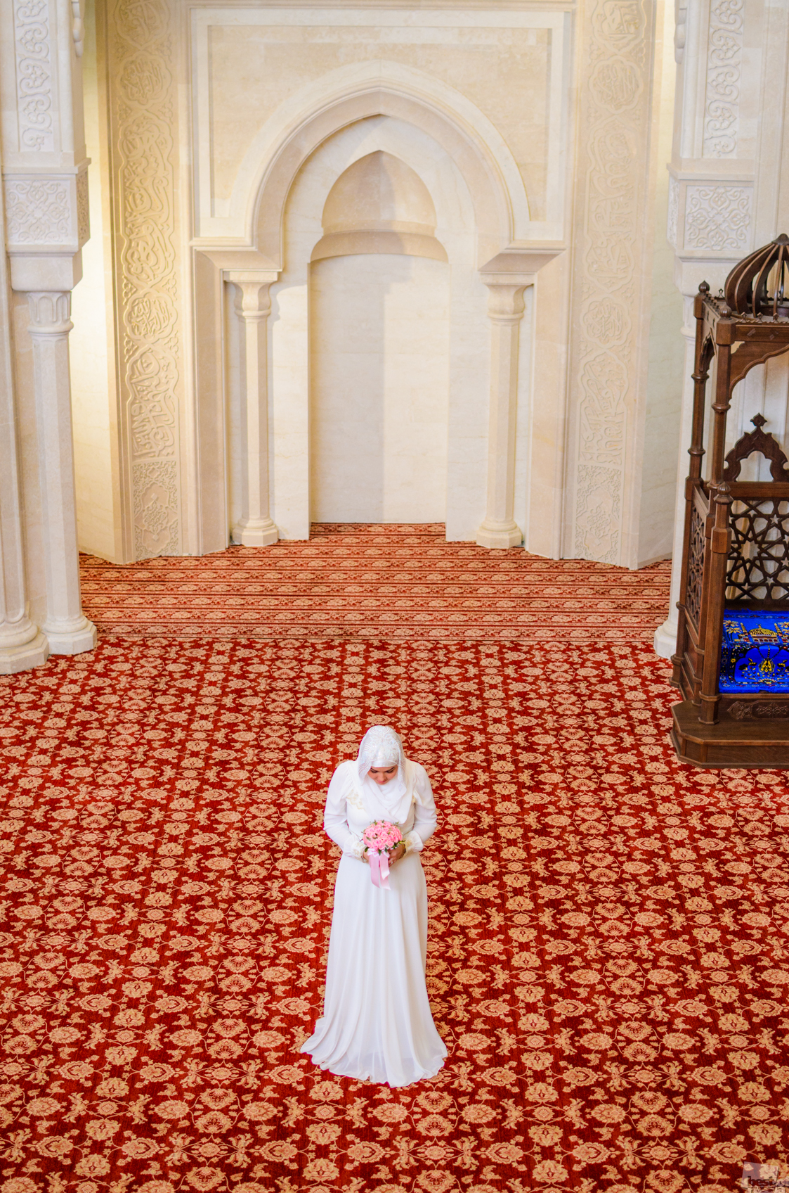 「冠婚葬祭」部門では、全国各地で撮影されたさまざまな写真のコレクションを展示されている。// ボルガリの白のモスクで佇む花嫁、ウリヤノフスク