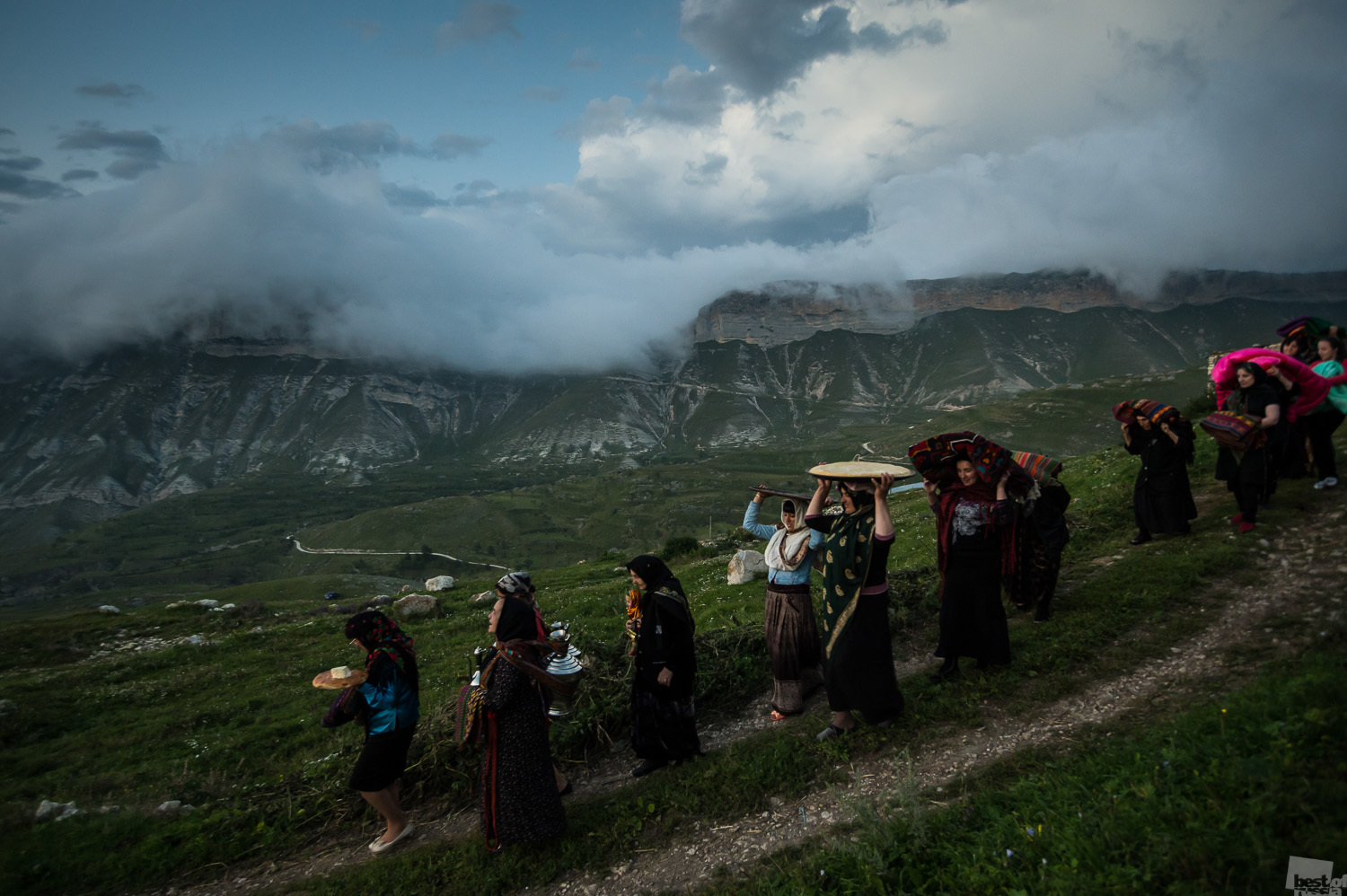 Meski demikian, banyak gambar yang menarik dari sudut pandang etnografis, seperti pernikahan kaum gipsi dan Muslim yang menampilkan adat dan tradisi lokal. // Hari kedua pernikahan. Membawa mahar ke tempat tinggal pengantin baru, Desa Balkhar, Dagestan
