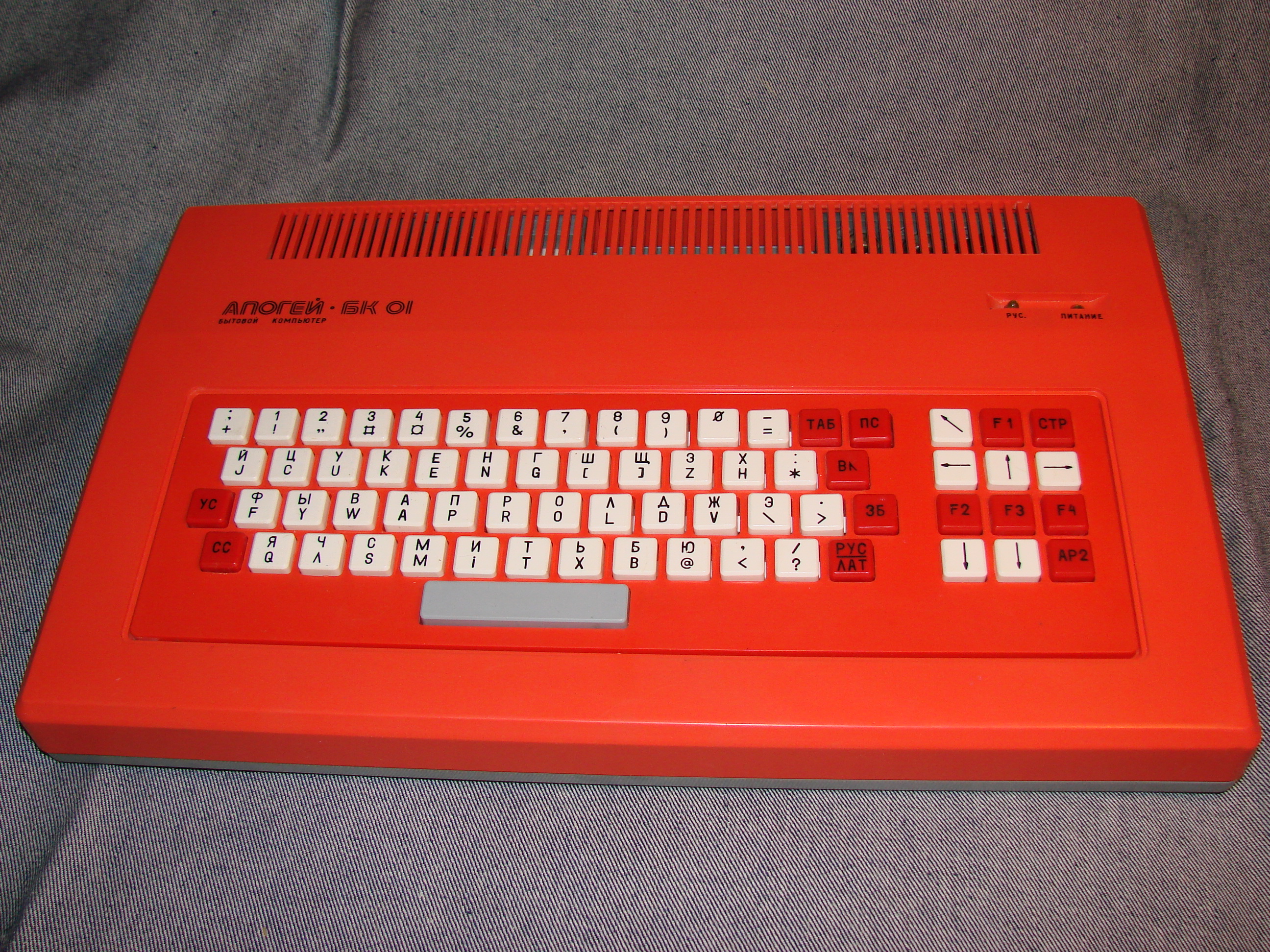 „Апогеј БК-01“ развијен је на бази компјутера „Радио 86РК“, а почео је да се производи 1988. године. За складиштење података користио је аудио-касете или дискете. Није се одликовао напредном технологијом, али је, захваљујући унапређењу процеса производње, имао нижу цену у односу на раније моделе – коштао је 440 рубаља, што су биле две просечне плате у то време.
