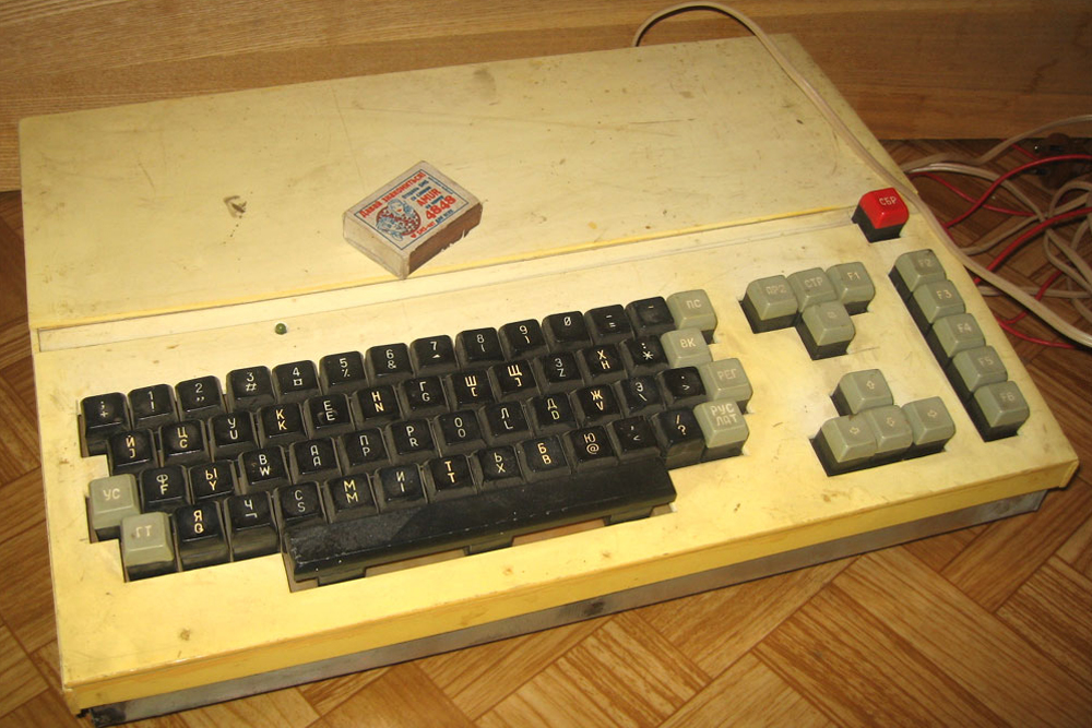「ラジオ86RK（Radio-86RK）」は、ソ連の無線愛好家の組み立て用8ビット・パソコン。Rとは無線愛好家の頭文字、Kはコンピュータの頭文字。雑誌「ラジオ」では1986年、このパソコンについての連載記事が掲載された。産業生産は行われていない。”日用部品”から家で組み立てることが可能で、モニターの代わりに家庭用テレビを使い、ビデオ入力で接続できた。