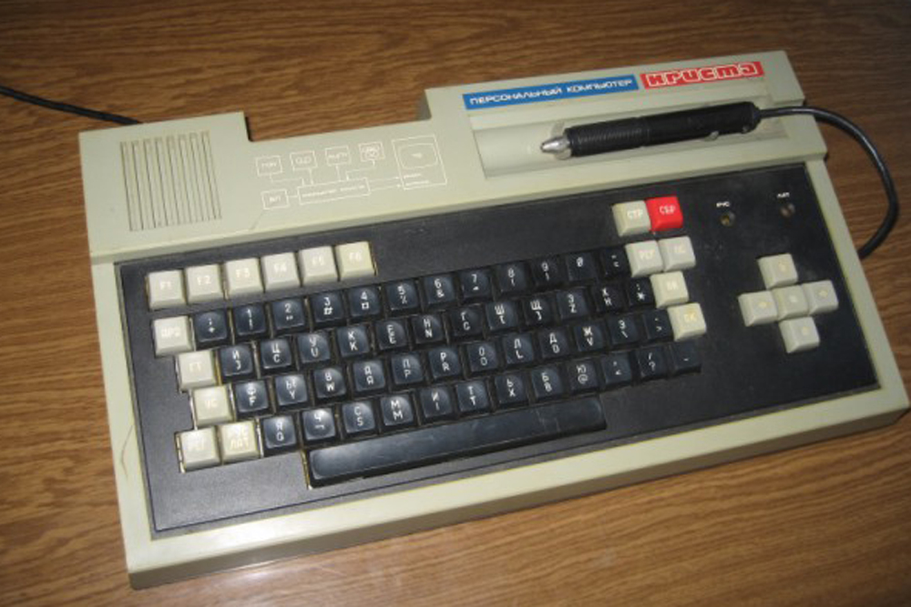 「クリスタ（Krista）」は、ソ連の家庭用の8ビット・パソコン。インテル8080に類似したKR580VM80Aプロセッサ採用品。技術的にミクロシャとほぼ同一品だが、1点だけ重要な違いがある。クリスタにはタッチ・スクリーン機能があり、スマホのタッチ・ペンのようなライト・ペンを使って作業することが可能だった。