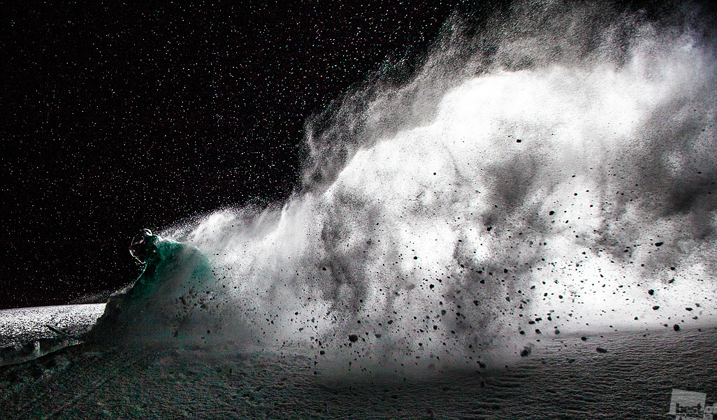 星と粉雪。真っ暗なカフカスの夜にスノーボード。ローザ・フトル・リゾート、クラスナヤ・ポリャナ、ソチ