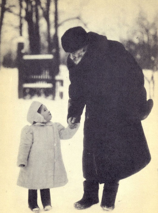 „Glaube ist der Sinn des Lebens, jener Sinn, durch den ein Mensch sich nicht selbst zerstört, sondern fortlebt. Er ist die Kraft, die uns leben lässt.” / 1908, Lew Tolstoi mit seiner Enkelin Tatjana