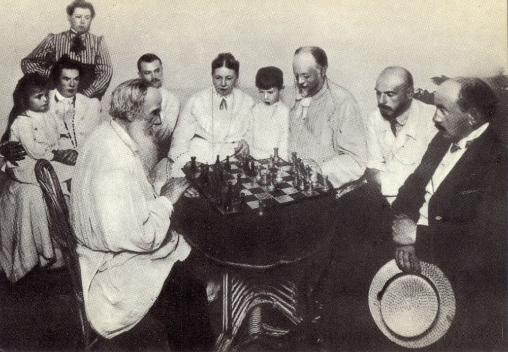 „Wenn Du jemanden liebst, dann liebst Du die Person wie sie ist, nicht wie Du sie Dir wünschst.“ / 1908, Jasnaja Poljana, Lew Tolstoi beim Schachspielen mit einem Freund der Familie