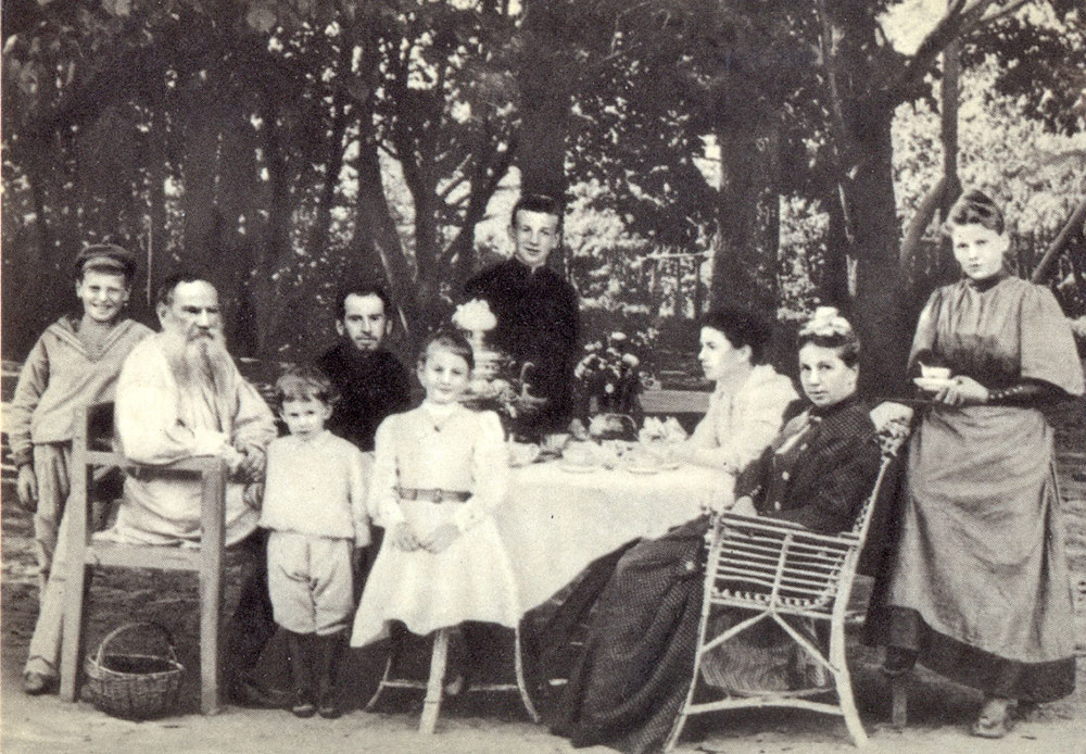 „Wahrheit gewinnt man wie Gold, nicht durch seine Anhäufung, sondern durch das Auswaschen dessen, was kein Gold ist.“/ 1892, Lew Tolstoi mit seiner Familie beim Tee in einem Park