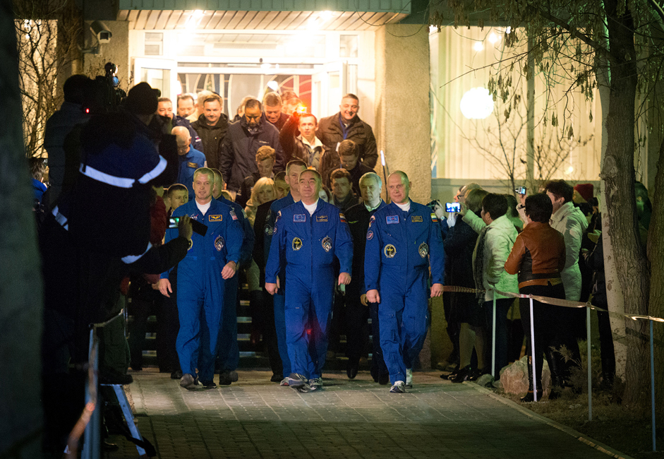 Roscosmos cosmonauts Alexander Skvortsov and Oleg Artyomov with NASA astronaut Steven Swanson. 6 hours before liftoff, the crew of ISS-39/40 leaves the hotel to a song by the rock band Zemlyane (Earthlings) “The Lawn At Home” and get in the bus that will take them to the launch pad.