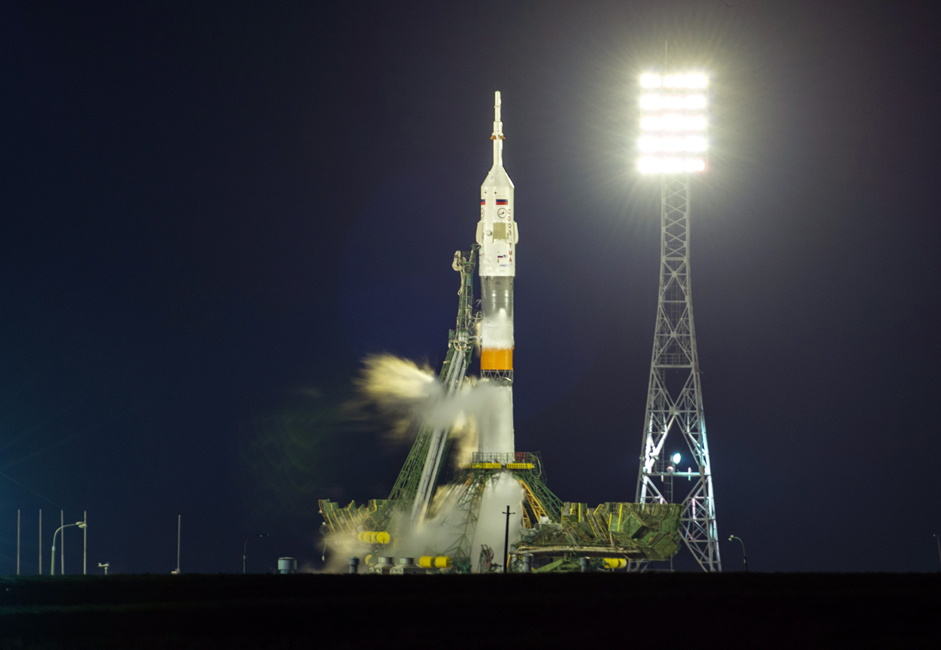 The three-stage Soyuz-FG rocket delivering the Soyuz TMA-M into orbit. Liquid oxygen and kerosene are used as fuel for the engines.