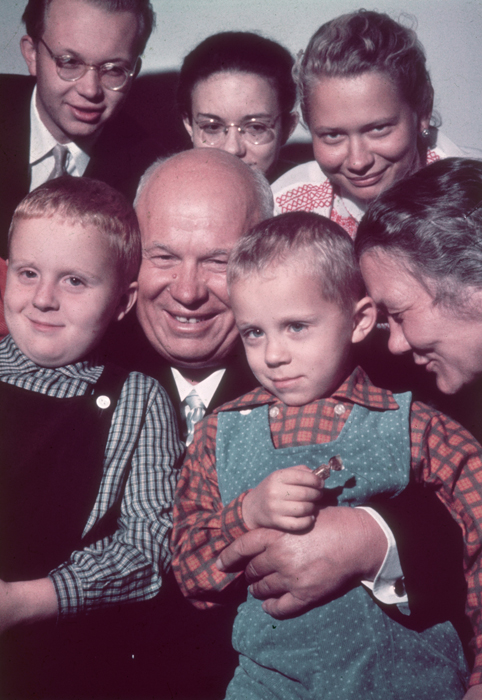 5. 毎日家族にハグをしなさい。 // 子どものグループと幾人かの大人（家族である可能性あり）と共に笑顔でポーズするソビエト連邦のニキータ・フルシチョフ首相の肖像写真。ソビエト連邦、1962年。