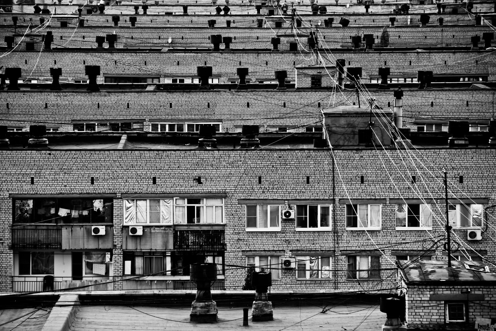 しかし、大多数の人々が住んでいるのはコンクリートの箱形の住居だ // ヴォルゴグラードの貧民街