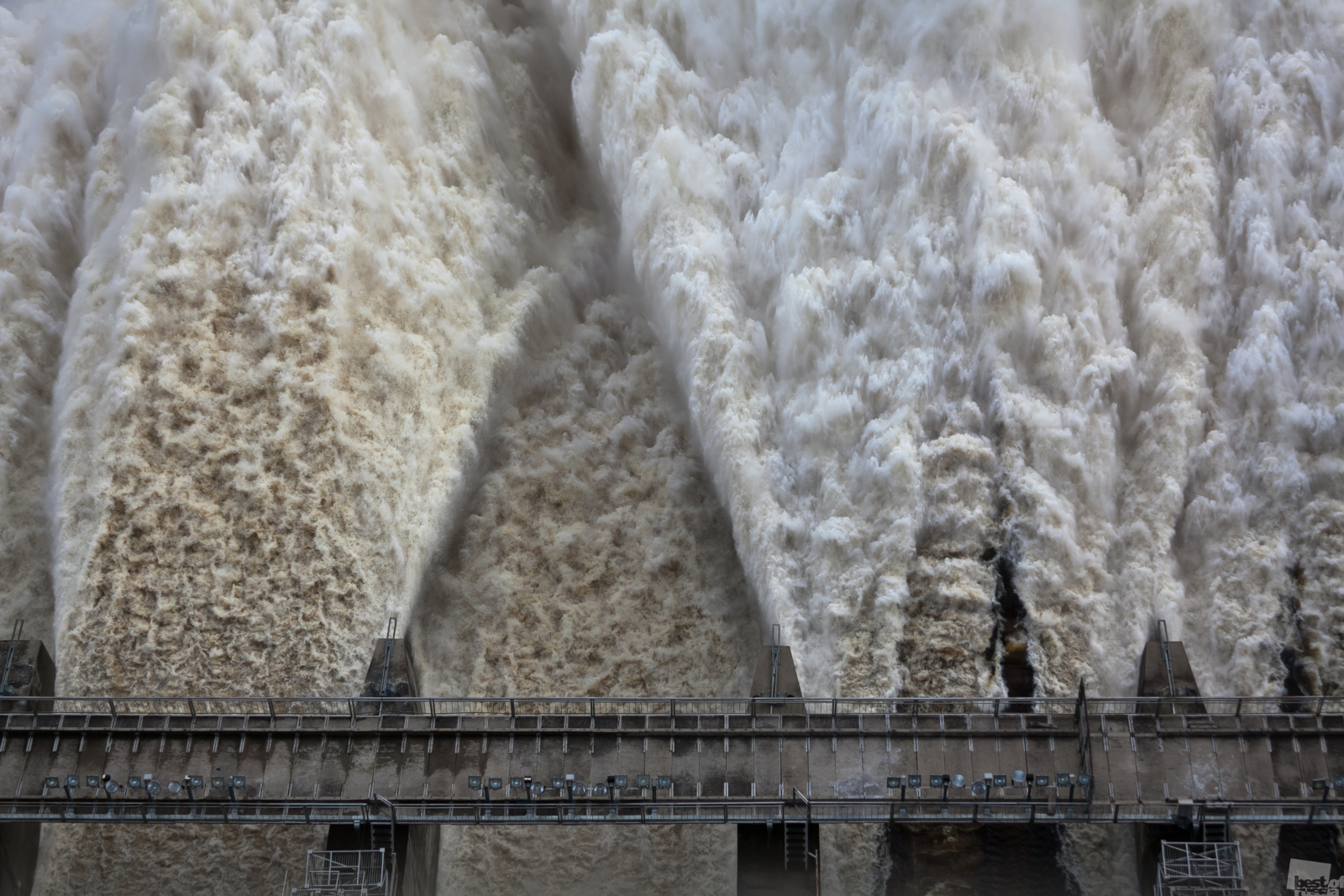 ロシア最大の写真コンテスト、2013年ベスト・オブ・ロシアの最終選考作品を引き続きご紹介する。今日お届けするのは「自然」部門の応募作からだ。// アムール州の洪水の際に放水されるゼイスカヤ水力発電所の貯水。