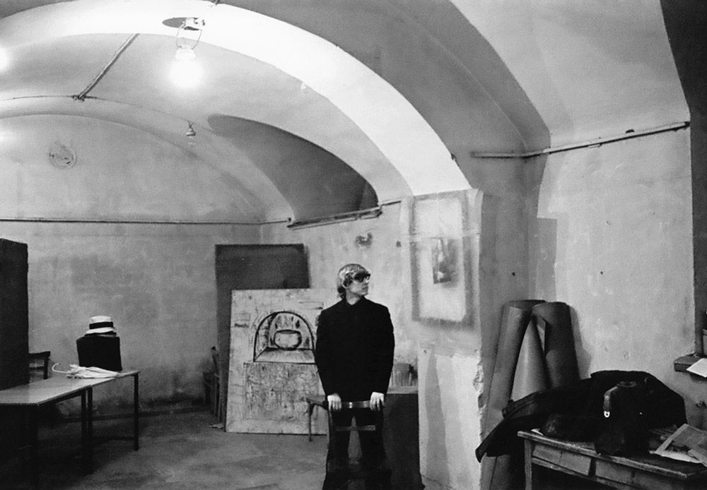 En 2003, en el antiguo emplazamiento de la Casa Ipátiev, se erigió la Iglesia sobre la sangre, una de las mayores iglesias ortodoxas de Rusia. \ Casa Ipátiev. La habitación de la ejecución. 1918. Foto de N. Vvedenski