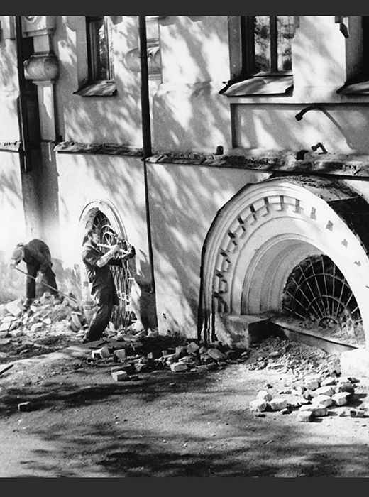 The house was demolished by order of the Politburo, since the place had always roused too much interest among residents and visitors alike. In 1977, it was knocked down. Vitaly Shytov was the only journalist to catch it on a hidden camera. \ The destruction of Ipatiev House. Photo by V. Shytov. September 16, 1977