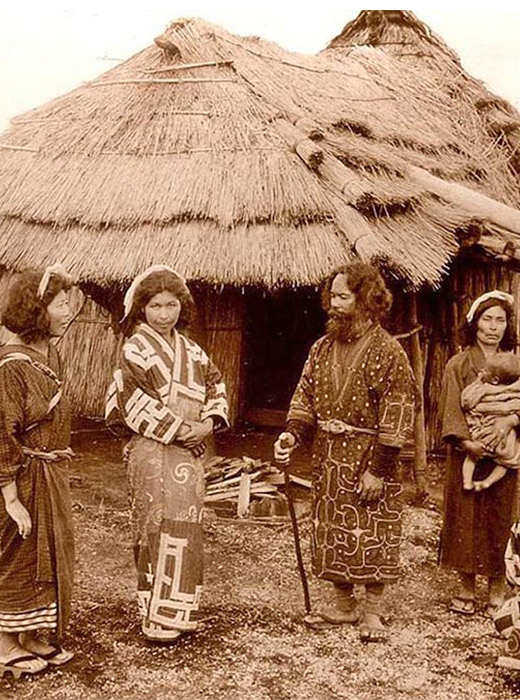 Die Ainu sind Ureinwohner Russlands und Japans, die archäologischen Funden zufolge 13.000 Jahre vor unserer Zeitrechnung in einzelnen Gebieten zu siedeln begannen. Die Frauen trugen auffällige Tattoos auf ihren Gesichtern und Armen.
