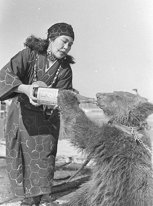 Die traditionelle Religion der Ainu ist praktisch ganz untergegangen — nur die traditionelle Verehrung der Bären besteht fort – und die ist hauptsächlich eine Touristenattraktion.