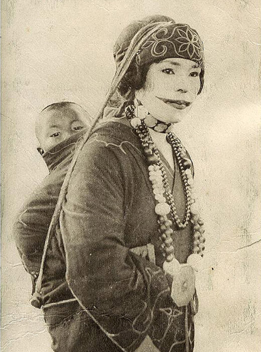 Les femmes Aïnous portaient également divers tatouages entre les doigts. Tout comme pour d'autre peuples, de nombreux tatouages symbolisaient la résistance et la fécondité d'une femme.