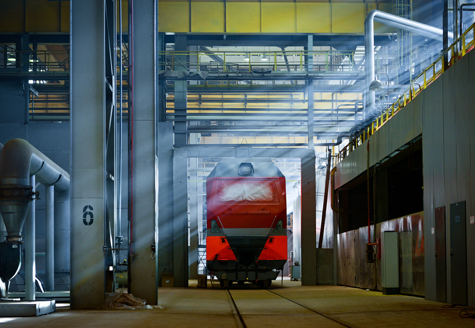 Električni vlak Granit omogoča vlečenje vlakov z maso do 10.000 ton. Po tehničnih specifikacijah prekaša Sinaro za 30%. / Vsi materiali so last FGRU »Uredništva Rossijske gazete«.