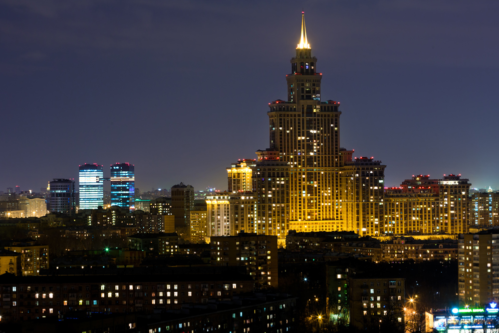 モスクワは、世界有数の“高嶺の”都市である。高層高級住宅を見れば、何故不動産価格が高騰しているのか良く分かる。 ヨーロッパで最も背の高いタワーマンションであるトライアンフ・パレスは264.1メートルである。45階建てのこのビルは、11階から38階が住居となっている。最上階の3フロアには同名のホテルがあり、モスクワとヨーロッパで最も高い所にあるホテルである。