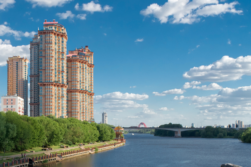 「スカーレット・セイルズ（真紅の帆）」高層住宅はまだ未完成である。5棟あるマンションのうち、1棟目は2003年に建設され、残りは2015年に完成する予定である。この物件の売りは、モスクワ川沿いにある絶好の立地条件である。プライベートのヨット・クラブもついている。