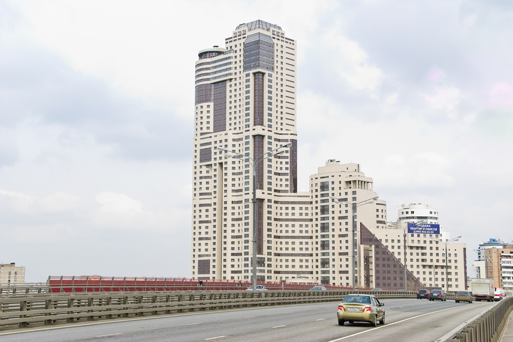 モスクワで最大級のコンチネンタル集合住宅には508戸あり、延床面積は15万平方メートル近くある。この集合住宅は、2015年までに60棟のマンションを建てる計画の「モスクワの環」プロジェクトの一環として建てられた。