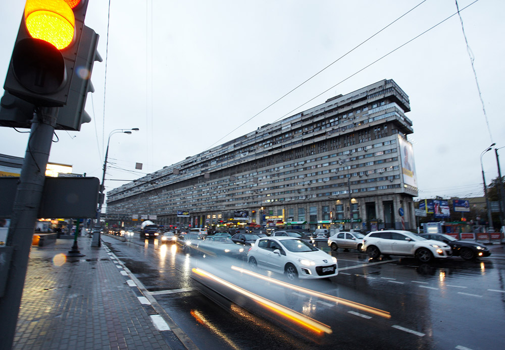 Das „Schiffshaus“, Bolschaja Tulskaja 2. Es wurde 1981 von den Architekten des Ministeriums für Atomenergie der UdSSR gebaut und ist eines von wenigen Häusern in Moskau, das einer Atomexplosion standhalten kann. Der Bauleiter dieses Gebäudes baute sein ganzes Leben lang nur Atomreaktoren, was sich auch an diesem Gebäude zeigt. Es ist erdbebensicher und damit das Haus im Fall einer Explosion nicht „zusammenklappt“, sind sämtliche Winkel nicht 90 Grad, sondern 87 oder 93 Grad, und die Fensterscheiben sind einzigartige 0,23 Zoll dick. „Schiff“ heißt es wegen seiner riesigen Ausmaße (400 meter lang und 50 meter hoch) und wegen der umlaufenden Balkone, die an Bordwände erinnern..