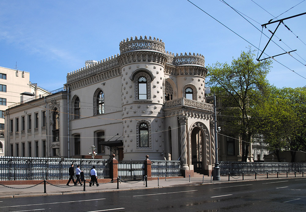 Die Villa des Arseni Morosow (Gästehaus der russischen Regierung), Wosdwischenka 16. Dieses Haus ließ 1899 der junge Millionär und Dandy Arseni Morosow, Spross einer reichen Kaufmannsfamilie, auf einem Grundstück bauen, das ihm seine Mutter zum 25. Geburtstag geschenkt hatte. Noch während der Bauphase löste das Haus im maurischen Stil - bis dahin in Moskau noch nicht gesehen - eine Menge Spott und Kritik aus, und als es fertig war, sagte einer Legende nach die verstimmte Mutter zu ihrem Sohn: „Früher wusste nur ich, dass du ein Dummkopf bist, aber jetzt wird es ganz Moskau wissen!“