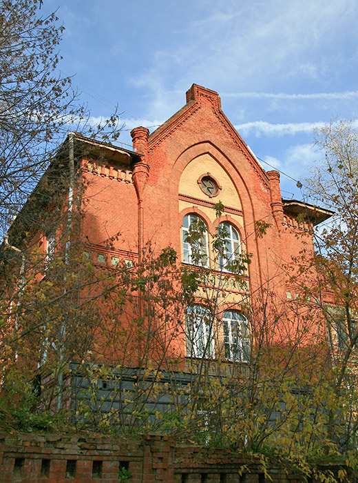 Die Abteilung für Hirnforschung am Wissenschaftszentrum für Neurologie, Obucha-Gasse 5-7. Das Gebäude des Evangelischen Armenhospitals wurde 1914 gebaut, zur Zeit des Jugendstils. Zu Sowjetzeiten befand sich hier das Institut für Hirnforschung, das sich insbesondere mit der Erforschung der Gehirne von verstorbenen herausragenden Persönlichkeiten des öffentlichen Lebens befasste – Lenin, Majakowski, Landau, Sacharow, Mitschurin, Gorki und andere. Von allen Häusern in Moskau ähnelt dieses Gebäude am meisten einem düsteren Schloss aus einem Schauer- oder Vampirroman, vor allem bei schlechtem Wetter.