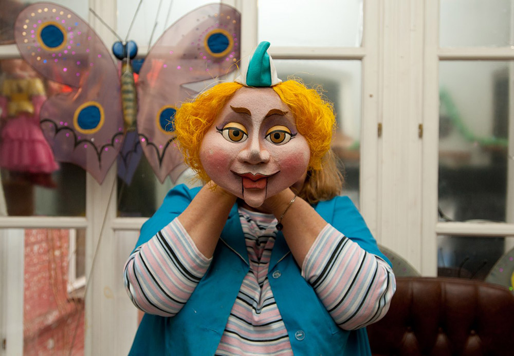 Главният кукловод на театъра Олга Белогорска с маска.