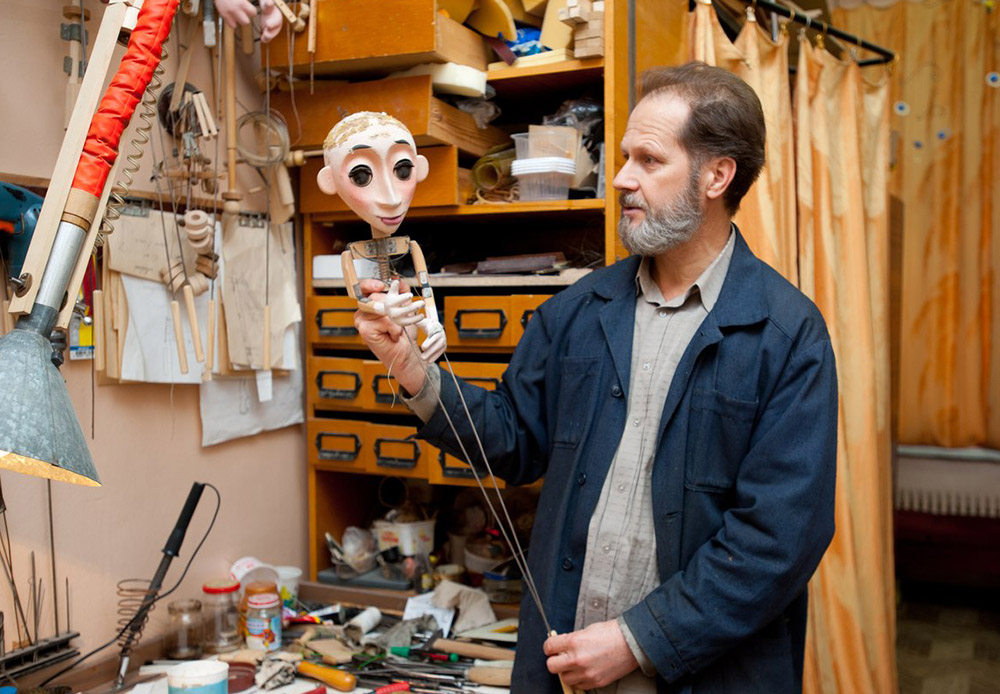 Инженерът на театъра Александър Тихонов подготвя специално устройство: дървена пръчка, с която се държи куклата.