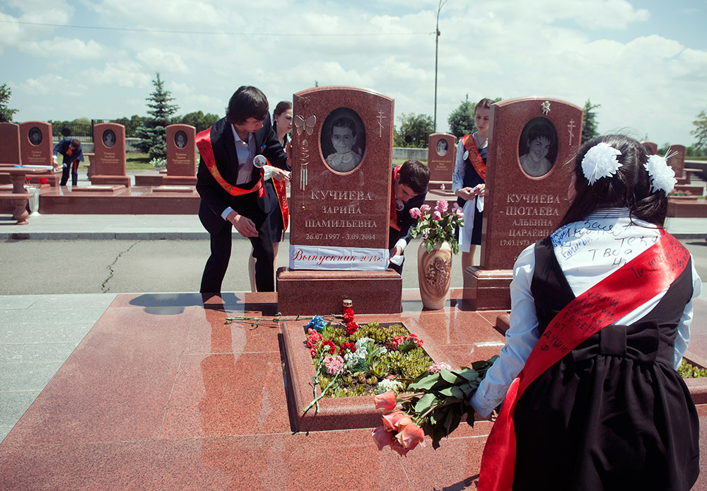 Lors de la cérémonie, les lycéens ont déposé des fleurs sur les tombes de leurs camarades décédés. Ils ont orné les stèles d'écharpes portant la mention "Promotion 2014".