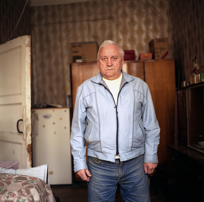 年金生活者のアレクサンドル・ミハイロヴィッチ（77）さん。国防省関連の産業労働者だった彼は、このビルで生まれ、1940年代後半からこの部屋に住み続けている。数年前に妻を亡くし、成人した息子とは別居している。大きな共同アパートを売りたい不動産屋に、この部屋を独立したアパートと交換しないかと提案されたが、新しい生活に馴染めない事を恐れるアレクサンドルさんは断った。