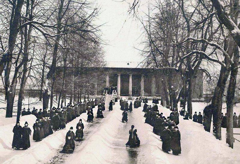 Changes were introduced to the students’ lives in 1859, when the prominent pedagogue Konstantin Dmitrievich Ushinsky was appointed the institute’s inspector. He made changes to the school’s curriculum and, most importantly, instituted vacation since raising young girls apart from their families negatively affected their lives later on down the road. // Sledding from a hill