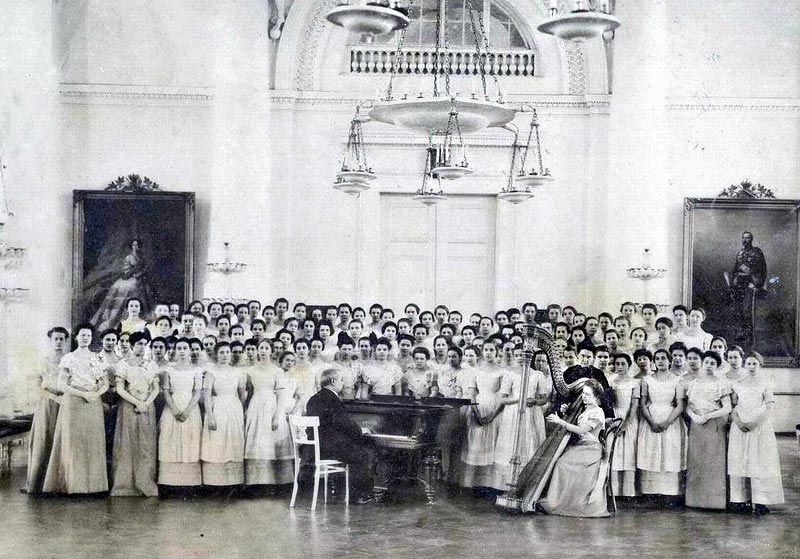 同校の残りの生徒は、ヴェーラ・ゴリーツィナ公爵夫人の指揮のもとノヴォチェルカッスクに避難できため、少なくとも革命の水準からいえばきわめて幸運だった。1919年2月、疎開先のこの地で同校の最後の卒業式が行われた。同年の夏、教師と残りの生徒は白衛軍とともにロシアから亡命し、同校はセルビアで再設立された。 // 1889年度の卒業生