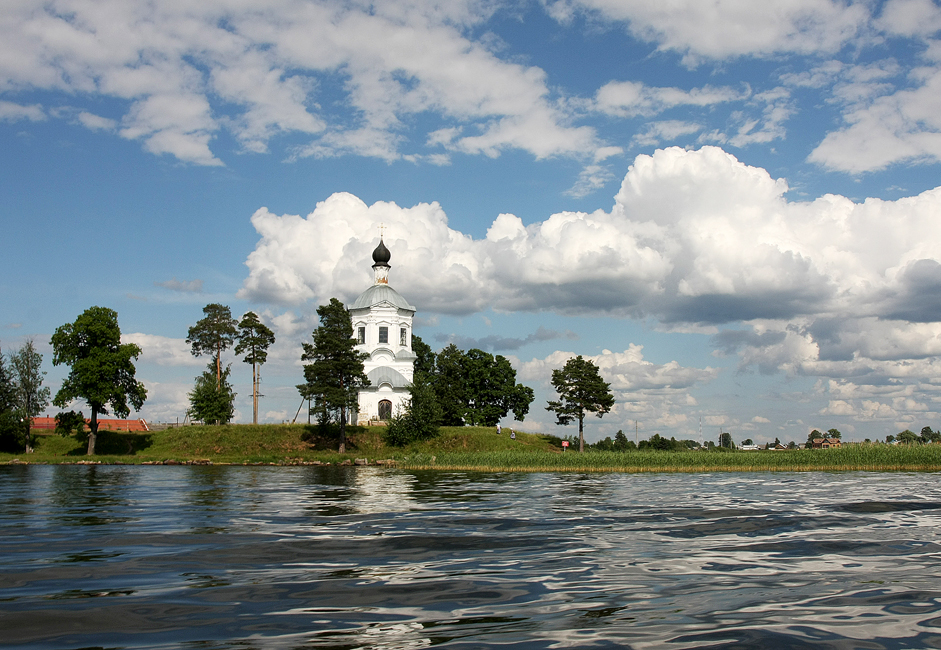 クレストヴォズドヴィジェンスキー（十字架挙栄祭）教会は修道院の近くにある。ここで洗礼の儀式が行なわれていた。