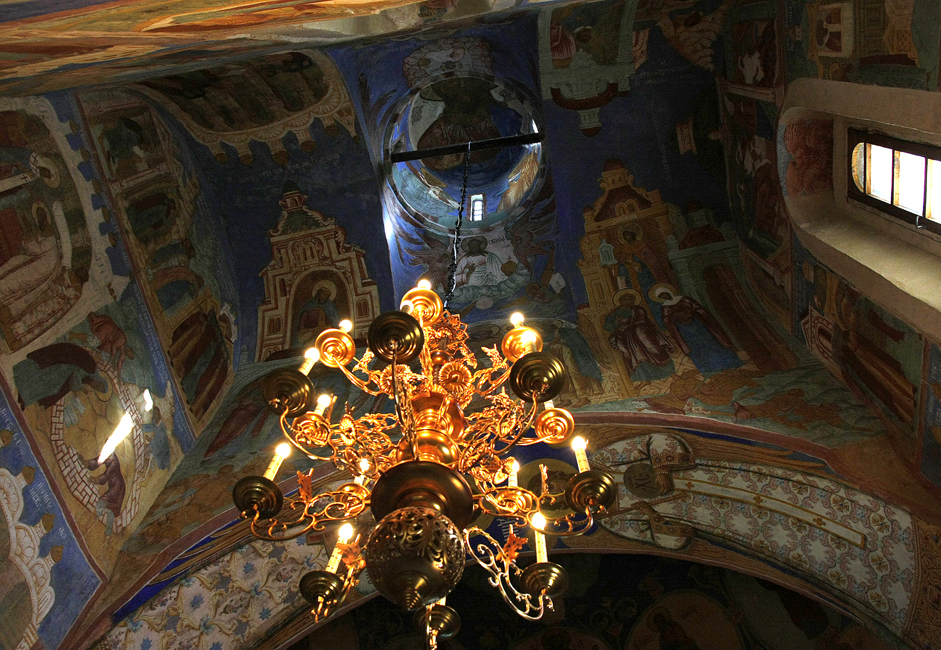Куполът на Александровски манастир също е украсен със стари фрески.