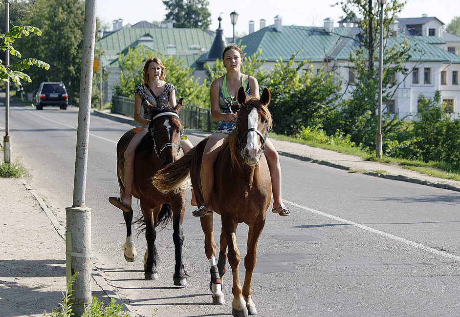 Susdal ist eine von mehreren Städten, in der Sie sich sicher auf dem Rücken eines Pferdes fortbewegen oder ein Fahrrad mieten können.