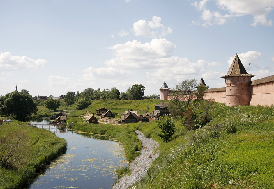 В Суздал има 5 манастира. Спасо-Евтимиевият манастир често се използва за декор на филми за древна Москва.
